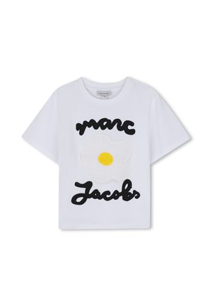 T-shirt blanc à manches courtes avec texte en cursive noir "marc jacobs" et une grande fleur blanche au centre jaune au milieu.
