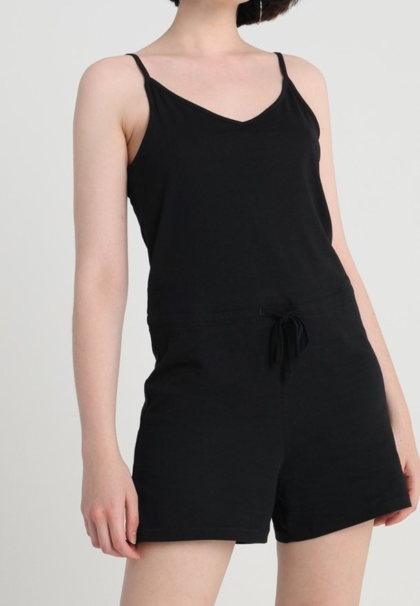 Zwarte mouwloze jumpsuit met een V-hals, elastische taille en trekkoorddetails. Gemaakt van gladde stof, met een relaxed fit en korte pijpen.