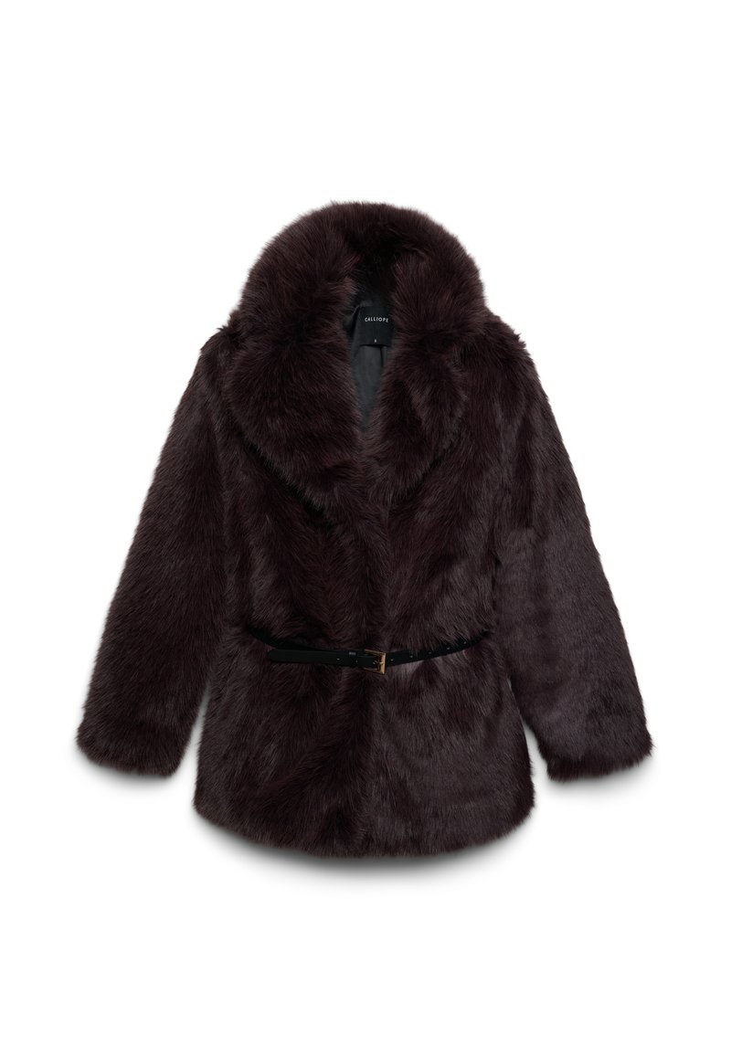 Dunkelbrauner Kunstfellmantel mit großem Kragen und schwarzem Gürtel, flach auf einem weißen Hintergrund präsentiert.