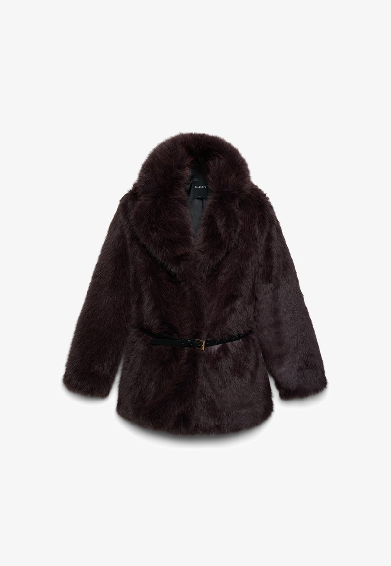 Dunkelbrauner Kunstfellmantel mit großem Kragen und schwarzem Gürtel, flach auf einem weißen Hintergrund präsentiert.