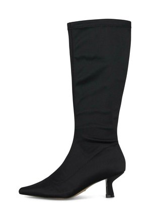 Botte noire en tissu stretch mi-mollet avec bout pointu et talon bas et fin, texture lisse et détails de couture simples.