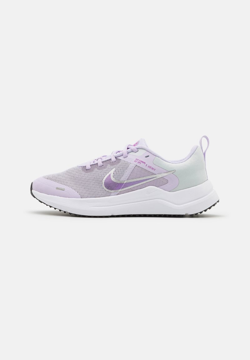 Nike Performance DOWNSHIFTER 12 NN GS - Chaussures de running sur route - violet frost/metallic silver/pure platinum/vivid purple