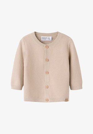 Bež pleteni dječji kardigan s dugim rukavima, okruglim izrezom, pet drvenih gumba sprijeda i rebrastim manžetama i rubom.
