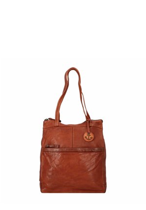 Leren tote bag in rijk bruin met twee schouderbanden, een vooropgenummerde ritszak en een ronde tag met een ankerontwerp. Glad textuur.