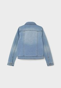 Ljusblå denimjacka med klassisk krage, knappade ärmslut och ryggsöm. Har en blekt finish och två vertikala sömmar på baksidan.