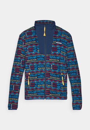 Veste en polaire à fermeture éclair intégrale avec un motif géométrique bleu, rouge, jaune et blanc, un panneau avant bleu marine et des tirettes jaunes sur les poches et à l'avant.