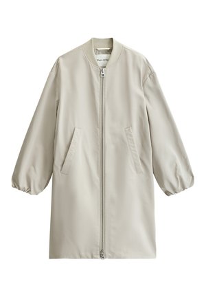 Veste bomber longue beige clair avec col côtelé, fermeture éclair à l'avant, poches latérales obliques et poignets élastiques aux manches.