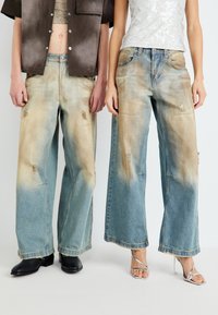 Jaded London MUD WASH COLOSSUS  - Blugi loose fit - blue denim