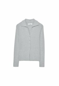 Cardigan lavorato a maglia grigio chiaro con maniche lunghe, colletto e quattro bottoni frontali, posato su uno sfondo bianco.