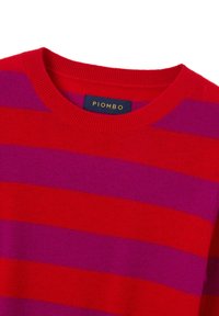 Rot-lila gestreifter Pullover mit geripptem Rundhalsausschnitt und weichem, strukturiertem Stoff. Das Etikett trägt die Aufschrift "PIOMBO."