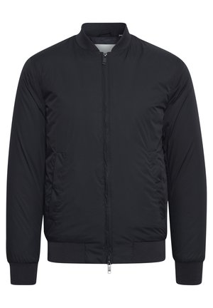 Must must jacket, millel lukuga, soonetta, soonetisi ja sujuva tekstuuriga, ilma nähtavate mustrite või aksessuaarideta.