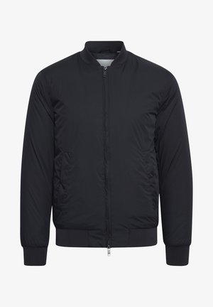 Must must jacket, millel lukuga, soonetta, soonetisi ja sujuva tekstuuriga, ilma nähtavate mustrite või aksessuaarideta.