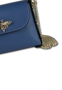 Blauwe leren handtas met een gestructureerd oppervlak, met een gouden bijaccent op de klep en een gouden schouderband met een decoratieve schakel.