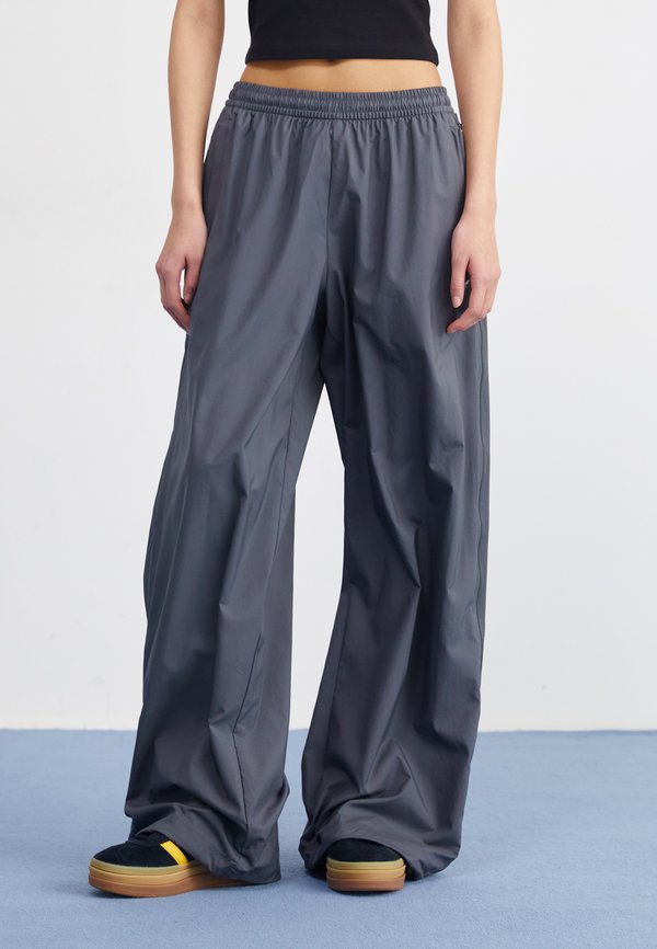 ADILENIUM SEASONAL 3 ZIP TRACK WIDE - Tracksuit bottoms