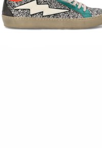 Zapatillas brillantes con un acabado plateado y negro, que presentan acentos turquesa, un diseño de rayo y suelas de goma beige.