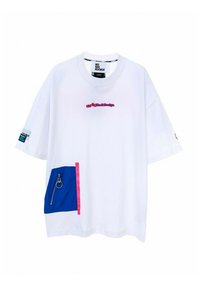 Camiseta blanca de gran tamaño con mangas cortas, bolsillo azul con ribete rosa y un logo en rosa en el pecho. Detalle de bolsillo con cremallera.