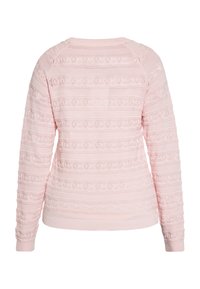 Maglione a maglia rosa chiaro con un motivo testurizzato di diamanti e strisce in rilievo, dotato di polsini e orlo a coste. Vista posteriore mostrata.