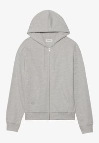 Sudadera gris con cremallera hecha de tela suave. Presenta una capucha forrada, dos bolsillos frontales, puños y dobladillo de canalé. Diseño limpio y sencillo.