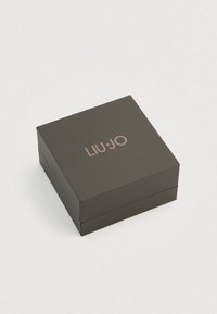 Must ristkülikukujuline kast mati viimistlusega, mille ülaosas on roosakuldse reljeefse kirjaga kaubamärk "LIU·JO".