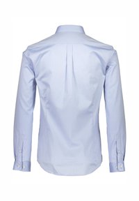 Camicia azzurra a maniche lunghe con bottoni, colletto classico, piega sul retro e orlo arrotondato; presenta polsini con bottone e una texture di tessuto liscia.