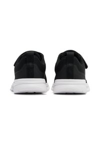 Czarne buty sportowe z siateczkową cholewką, wyściełanym kołnierzem i białą gumową podeszwą. Posiadają pętlę z tyłu dla ułatwienia zakładania.