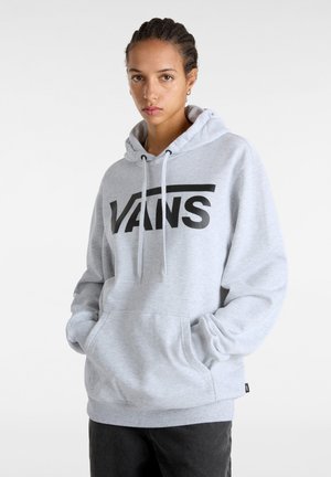 Felpa grigia in pile con grande logo nero "VANS", cappuccio con cordini e tasca frontale. Il tessuto appare morbido e textured.