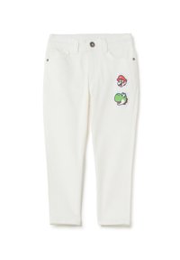 Jeans de mezclilla blanca que presentan dos parches bordados coloridos de un personaje y un dinosaurio en la parte delantera, con un estilo clásico de cinco bolsillos.