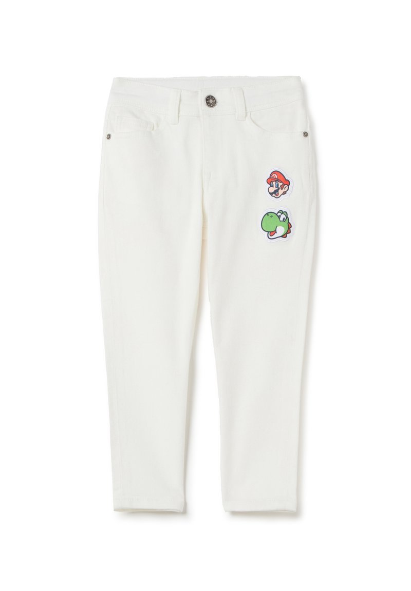 Jeans de mezclilla blanca que presentan dos parches bordados coloridos de un personaje y un dinosaurio en la parte delantera, con un estilo clásico de cinco bolsillos.
