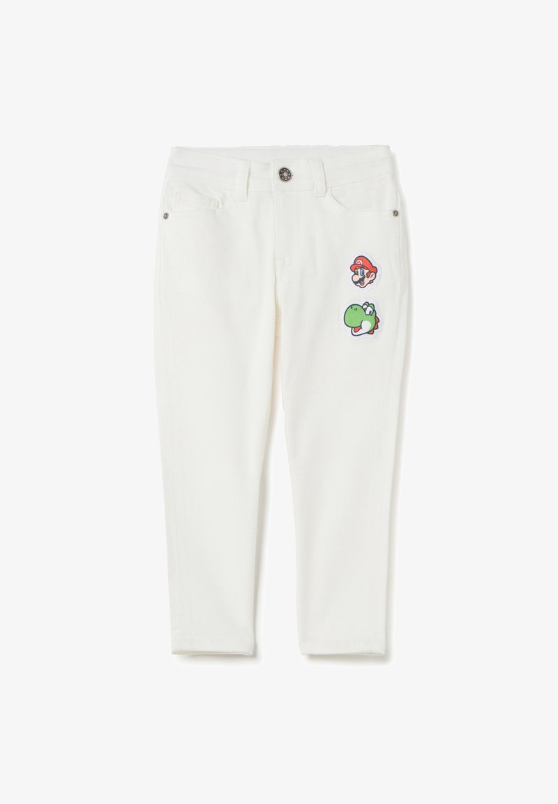 Weiße Denim-Jeans mit zwei bunten gestickten Patches eines Charakters und eines Dinosauriers auf der Vorderseite, im klassischen Fünf-Taschen-Stil.