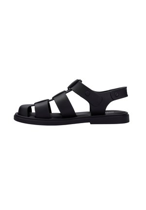 Sandalo nero con molteplici cinturini larghi, punta aperta e supporto per il tallone. Realizzato in materiale liscio con dettagli testurizzati sul tallone.