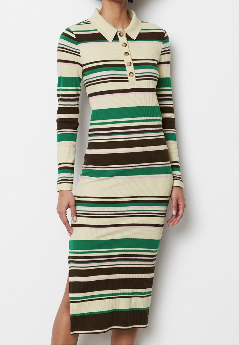 Sukienka midi z dzianiny w pionowe paski w odcieniach zieleni, brązu i kremu, z kołnierzykiem oraz zapięciem na guziki, a także z bocznym rozcięciem dla dodatkowego akcentu.