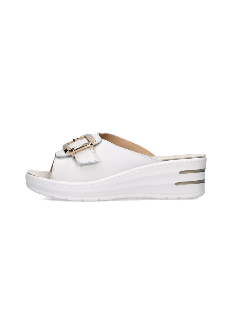 Sandalias de cuña blancas con un upper de cuero suave, un detalle de hebilla en tono dorado y una suela texturizada para mayor agarre.