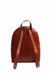 Zaino in pelle marrone con spallacci regolabili, forma rotonda e design minimalista. Presenta una maniglia superiore e decorazioni con cuciture a vista.