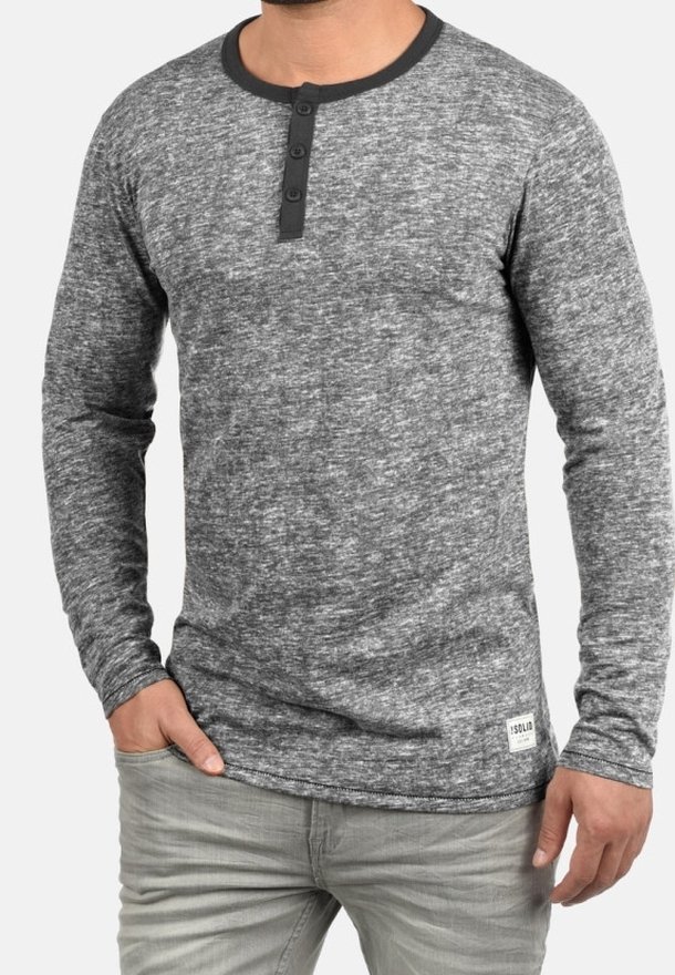 Langärmliges graues Henley-Shirt mit strukturiertem Finish, akzentuiert durch einen schwarzen Kragen und eine Dreiknopf-Leiste. Markenlabel am Saum.