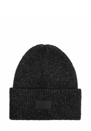 Czarna dziana czapka beanie z podwiniętym brzegiem. Posiada teksturowany wzór oraz prostokątną czarną metkę z przodu. Miękki, ciepły materiał.