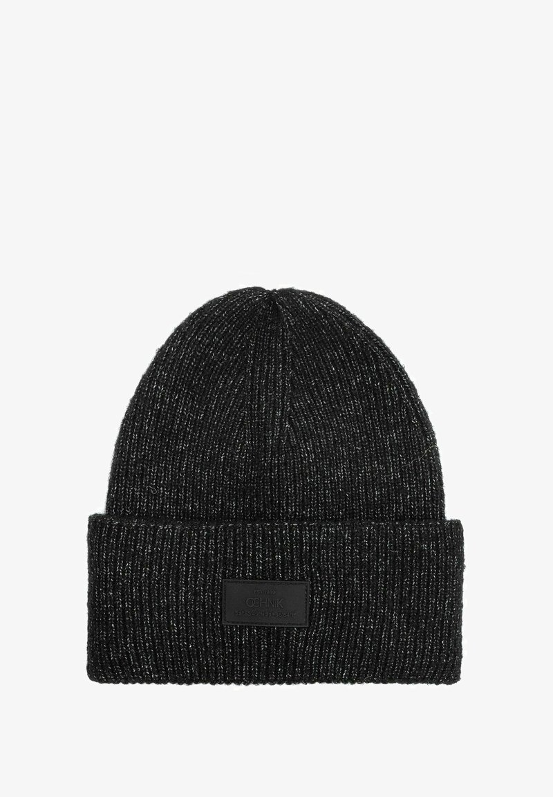 Czarna dziana czapka beanie z podwiniętym brzegiem. Posiada teksturowany wzór oraz prostokątną czarną metkę z przodu. Miękki, ciepły materiał.