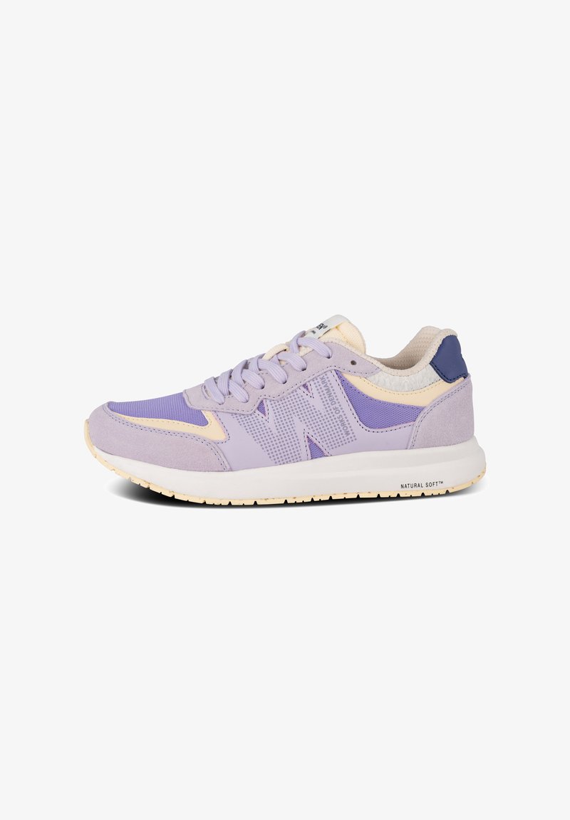 Paarse sportieve schoen met een mix van suede en mesh materialen, versterkte neus, gevoerde kraag en een contrasterende witte middenzool met een gumrubberen buitenzool.