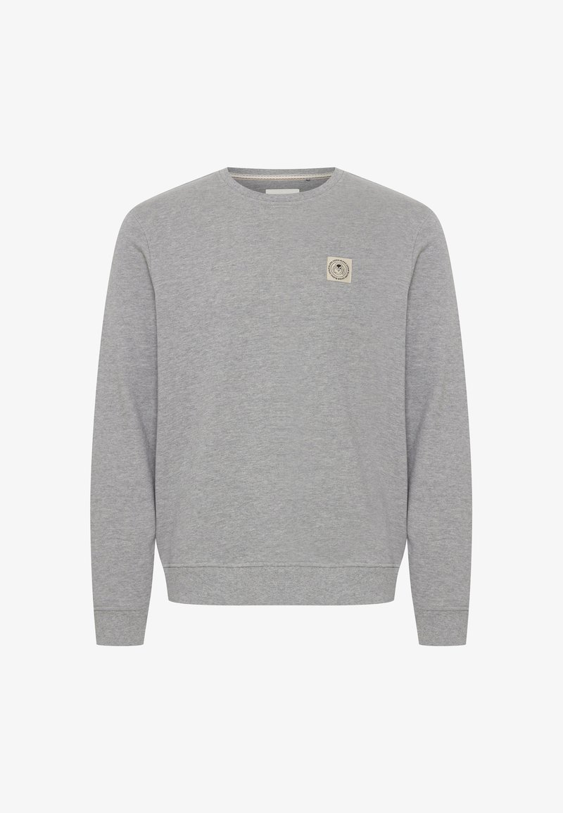 Sweat-shirt gris clair à manches longues avec col rond et petit logo carré sur la poitrine gauche.