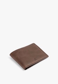Cartera de cuero marrón con una textura suave, diseño plegado y costuras mínimas. Presenta un sutil logo grabado en la parte frontal.