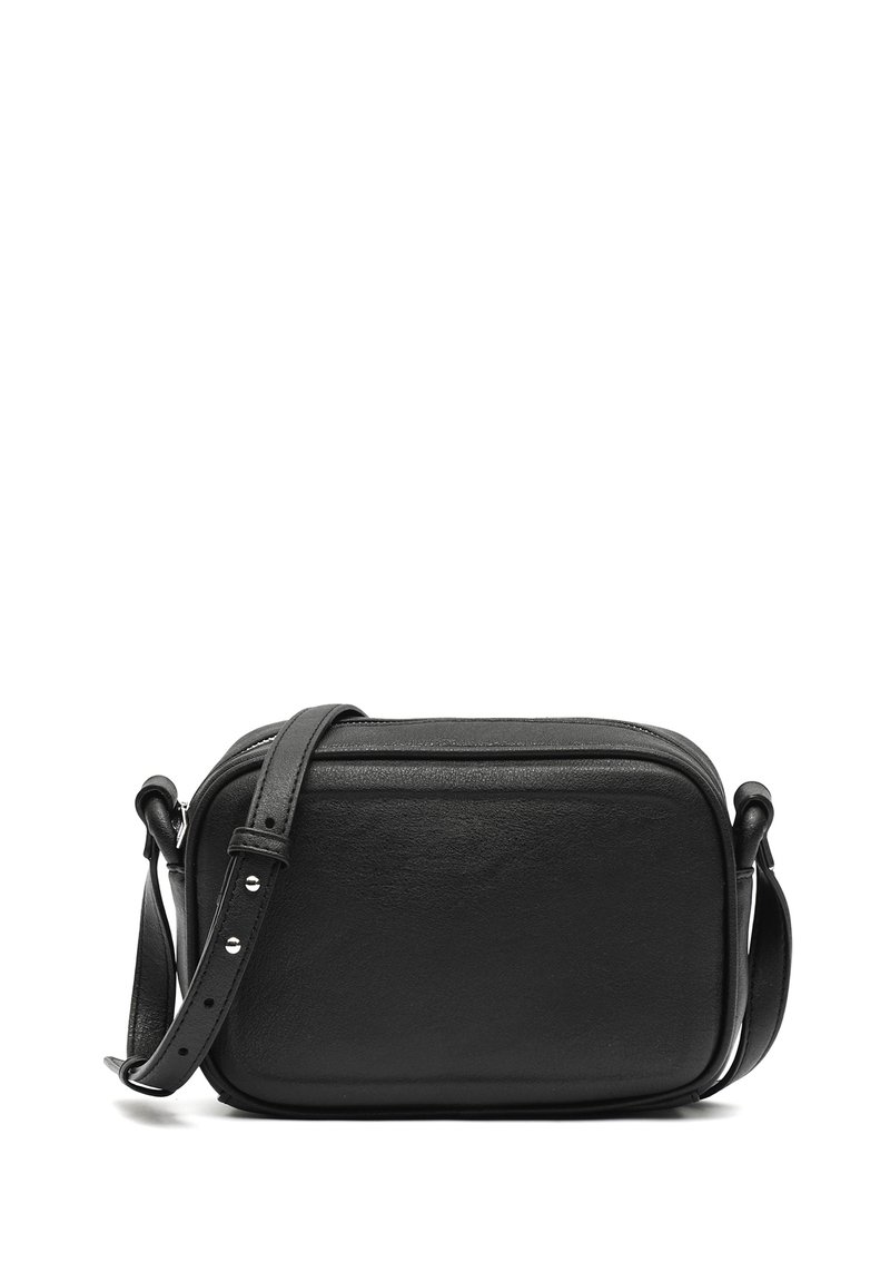 Svart lädercrossbodyväska med rektangulär form, dragkedjestängning, justerbar rem och slät yta. Minimalistisk design, ingen synlig hårdvara.