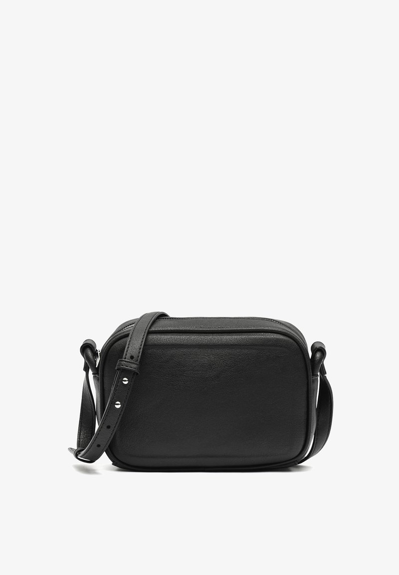 Borsa a tracolla nera in pelle con forma rettangolare, chiusura con zip, tracolla regolabile e superficie liscia. Design minimalista, senza elementi di chiusura visibili.