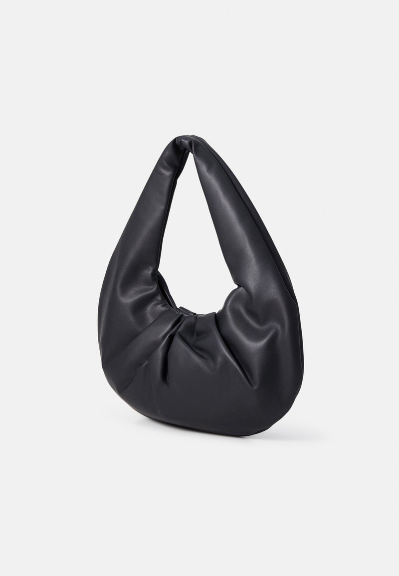 Sac à main hobo en cuir souple noir avec un design froncé et une poignée torsadée, présenté sur un fond gris clair uni.