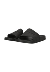 Zwarte rubberen slippers met een brede band met gegroefd design en reliëftekst, open teen en een gestructureerde zool voor grip.