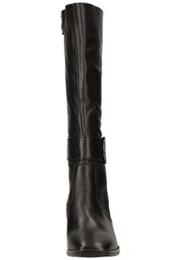 Stivale in pelle nera, alto fino al ginocchio, con un design aderente, punta arrotondata e zip laterale. Caratterizzato da una fascia larga con un accentuato cinturino.