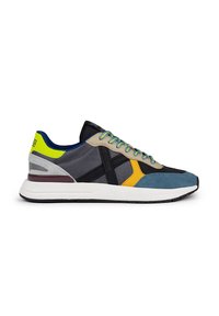 Zapatillas con parte superior de malla y ante en gris, negro y azul, con acentos amarillos y naranjas, cordones redondos y una suela blanca.