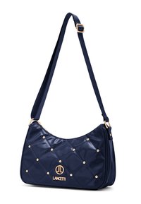 Borsa trapuntata blu navy con superficie lucida, borchie dorate e dettaglio con logo. Dotata di tracolla regolabile e silhouette curva.