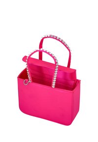 Rózsaszín szintetikus kézitáska téglalap alakú, ezüst strasszokkal díszített fogantyúkkal és sima, fényes felülettel.