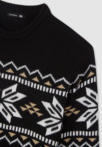 Czarny sweter dzianinowy z geometrycznym wzorem w bieli i złocie, z prążkowanym okrągłym dekoltem i teksturowanym materiałem. Rozmiar XL.