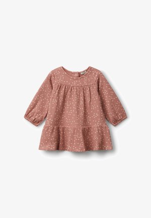 Robe longue à manches longues de couleur rose poussiéreux avec un ourlet en volants, un tissu texturé, un motif à pois, un col rond et une fermeture à boutons au dos.