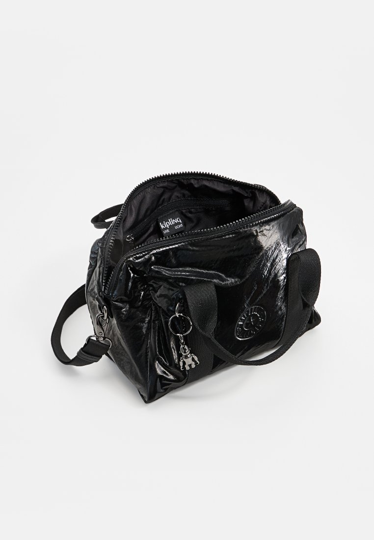 Borsa a mano in pelle verniciata nera con due manici corti, hardware argento e un'accoppiatura a forma di portachiavi. Chiusura a zip e interno foderato visibile.